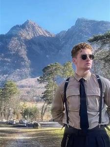 Adam 18 éves férfi, Budapest