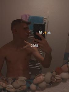 Ádám 19 éves férfi, Komárom-Esztergom megye