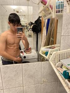 Adrián_vok15 25 éves férfi, Győr-Moson-Sopron megye