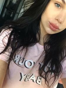 Barbi 21 éves nő, Budapest