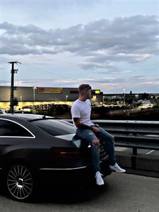 Dex 25 éves férfi, Budapest