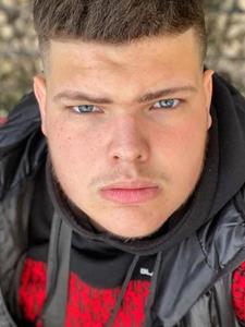 Gusztika 18 éves férfi, Komárom-Esztergom megye