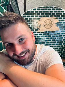 Jani 30 éves férfi, Budapest