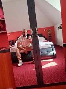 Joe 29 éves férfi, Budapest