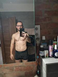 Komédiás 45 éves férfi, Pest megye