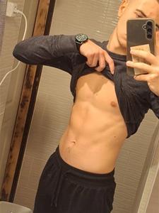 Levente 21 éves férfi, Pest megye