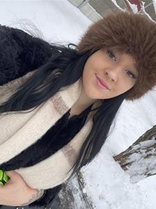 Mira 24 éves nő, Budapest