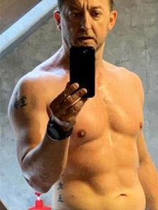 Riddick 50 éves férfi, Pest megye