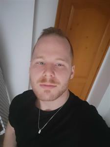 Something 22 éves férfi, Budapest