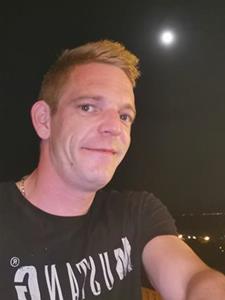 Steev 34 éves férfi, Komárom-Esztergom megye