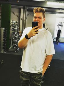 Tomi 23 éves férfi, Pest megye