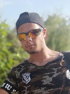 Tony 25 éves férfi, Budapest