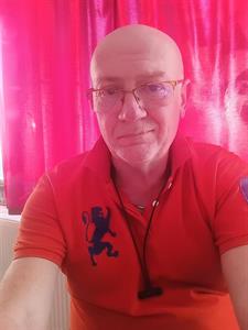 Leslie 51 éves férfi, Komárom-Esztergom megye