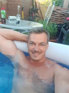 Viktor 40 éves férfi, Komárom-Esztergom megye
